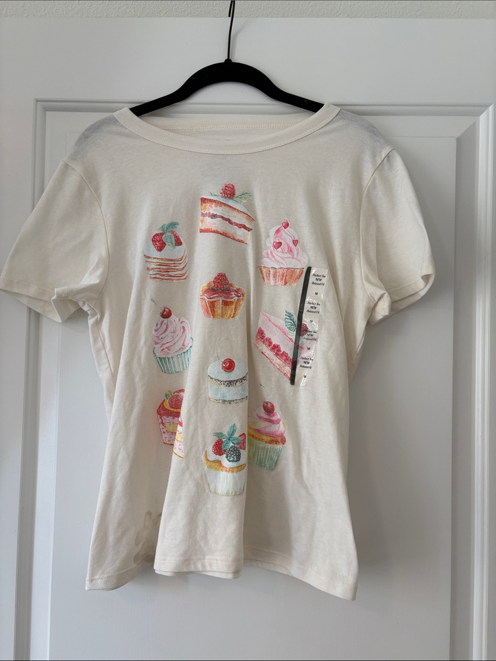 NWT Vinyl Threads Cream Graphic Tee with Colorful Cupcake Print Size Medium